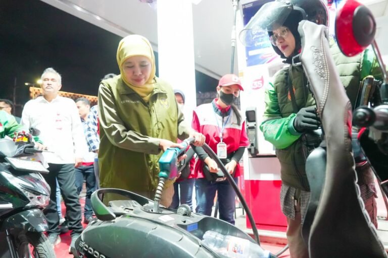 Gubernur Khofifah Bagikan 300 Liter BBM Gratis untuk Ojol Malang, Tegaskan Stok Aman dan Harapkan Distribusi Sesuai Kebutuhan Masyarakat
