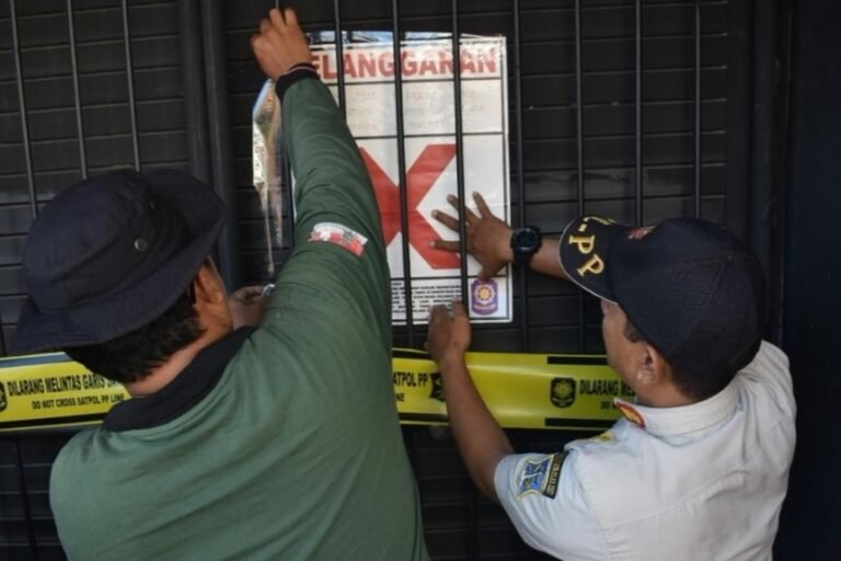 Pemkot Surabaya Segel 10 Lokasi Penjualan Miras, dari Subdistributor hingga Warkop