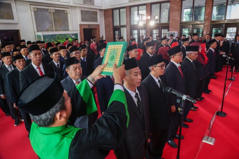 85 Pejabat Pemkot Surabaya Dilantik, Wali Kota Eri Minta Birokrasi Berani Tegakkan Aturan dan Turun ke Lapangan