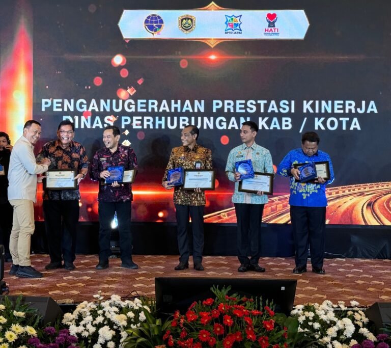 Dishub Surabaya Raih Dua Penghargaan Kemenhub, Layanan Uji Kendaraan Bermotor Jadi yang Terbaik